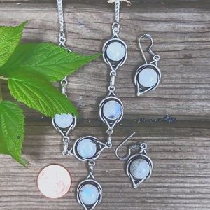 925 Sterling silver  moonstone  necklace with  earrings new 18 inches long